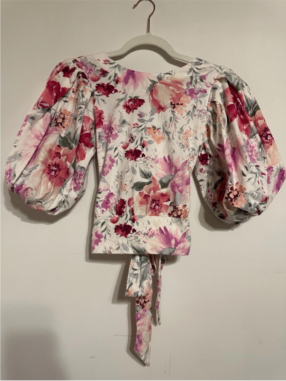 Express Floral Puff-Sleeve Tie-Back Blouse in Pink and Cream XS